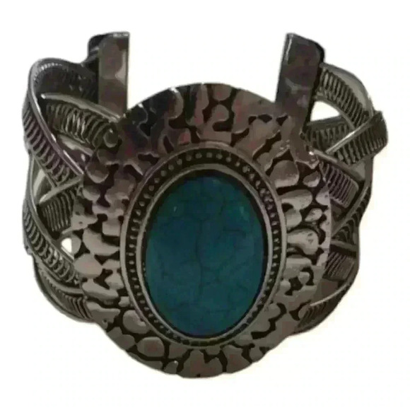 Jewelry - Hollow chunky turquoise bracelet